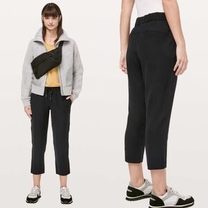 Lululemon On The Fly Crop *Woven 23" Black Sz 2